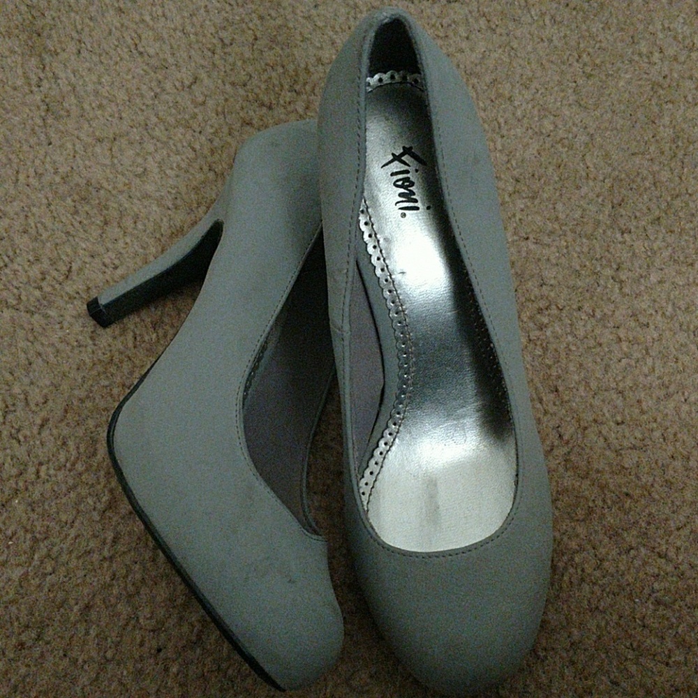 Gray suede Fioni heals-size 7
